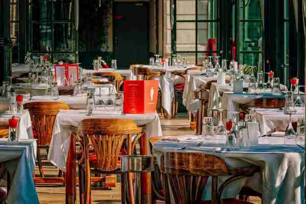 ¿Cómo elegir las mesas de un restaurante? Consejos básicos