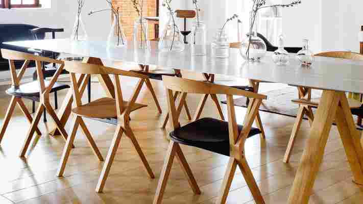 15 sillas y mesas que nunca pasarán de moda, según los expertos